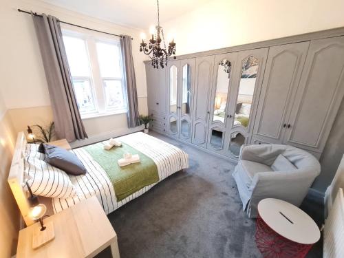 Large 3 Bed Flat, Free Parking
