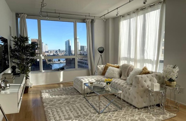 Large 3 bedroom 2 Blocks from Times Square