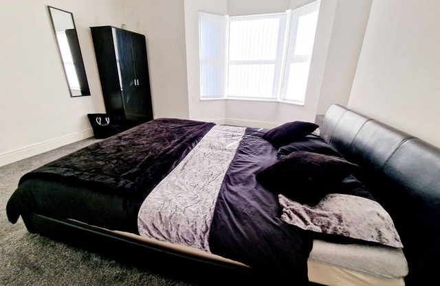 Large 3 bedroom home by Everton Club & LFC Stadium