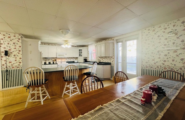 Large 3BR/2BA, Best NH Skiing/SkiDoo, Main St, Berlin, Huge Dining Area, 68" TV