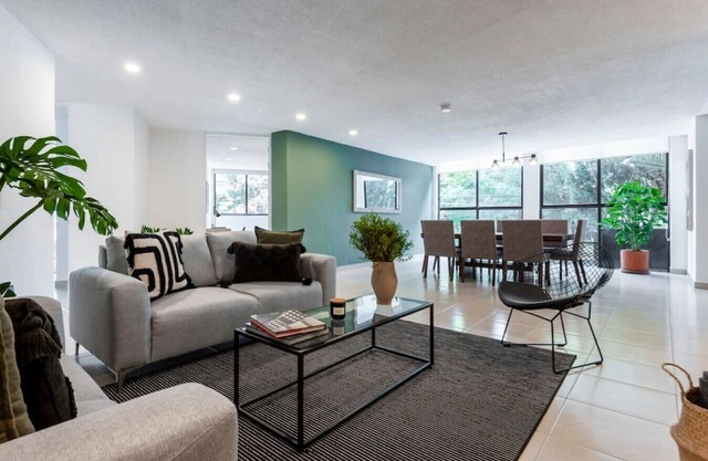 Large 3BR Apartment with exceptional street views
