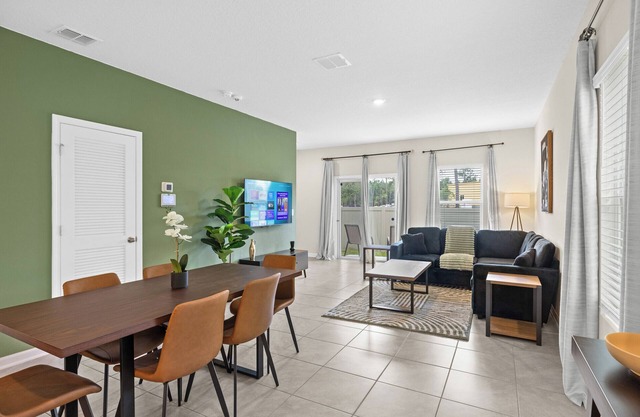 Large 3BR Townhome/Pool/Gym/Close to Beach