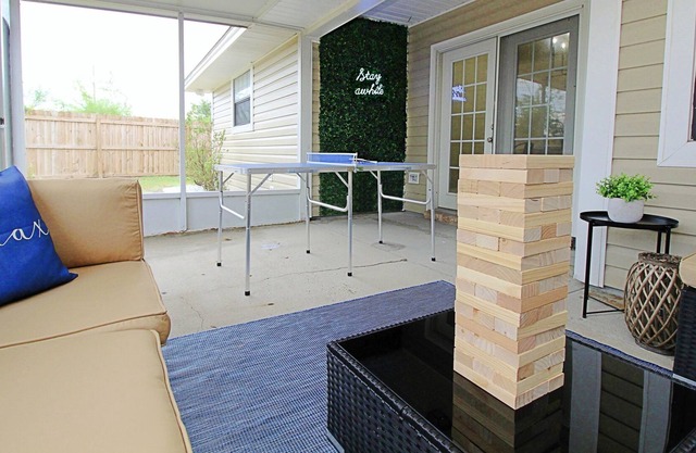 Large 4/2.5 House Close To Everything!