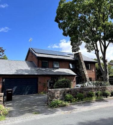 Large 4 bedroom house, electric gated driveway.