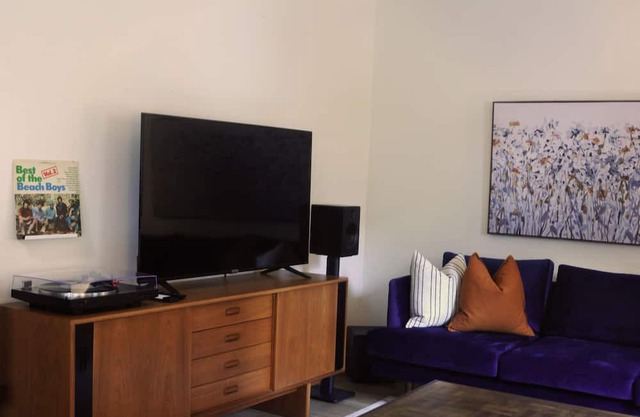 Large 4 bedroom Mameo Beach, 2 mins to the lake, fireplace