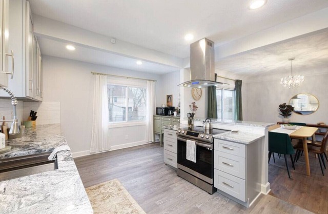 Large 4 Bedroom Renovated With Hot Tub & Game Room