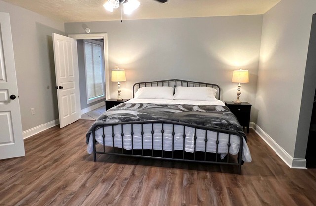 Large 4 br Home on an acre in a neighborhood setting -The Cajun Nest-