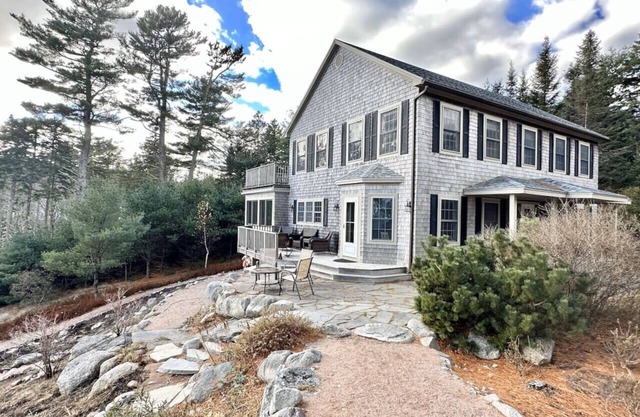 Large 4BR Waterfront Home with Dock! [Quarry Cove]