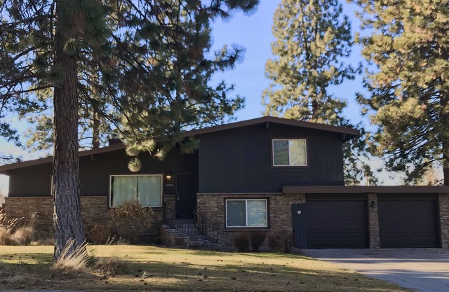 Large 5 Bed , 3bath home close to Deschutes River and Old Mill Shopping District