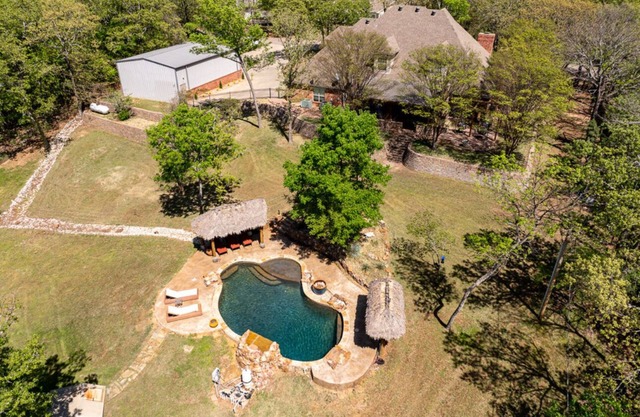 Large 5-bedroom house with WiFi, salt water pool, pool table and shuffle board!