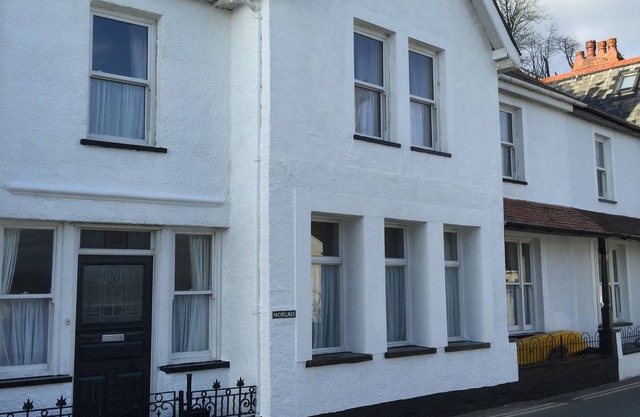 Large 5 Bedroom Sea Front Family Home in Aberdovey Village which sleeps 11.