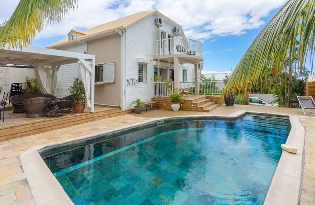 Large 5 * Villa with heated pool and swimming pool in winter in St Gilles