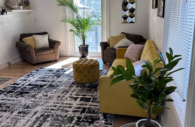 Large 6-bdrm Twin in Historic Germantown