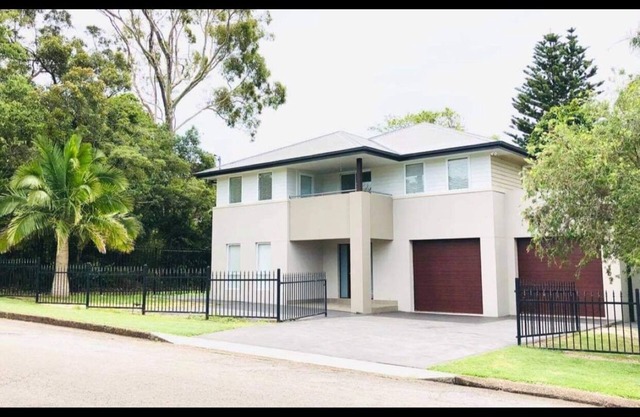 Large 6 bed home, walk to water, restaurants, pub, club, coffee, use of kayaks.