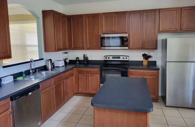 Large 6 Bedroom, 4 1/2 Bathroom Pool Home Close to Disney, Universal , Sea World