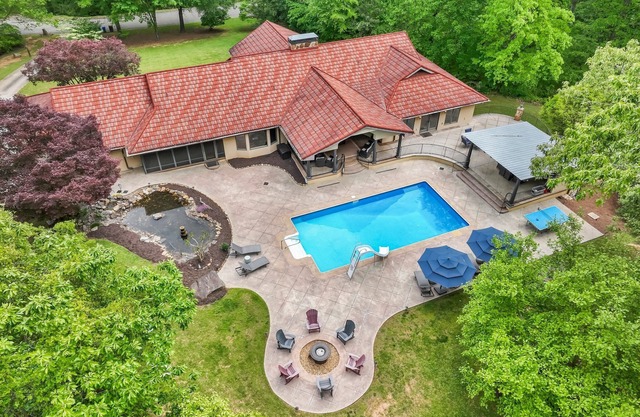 Large 6-bedroom house with dream backyard! The ultimate getaway!