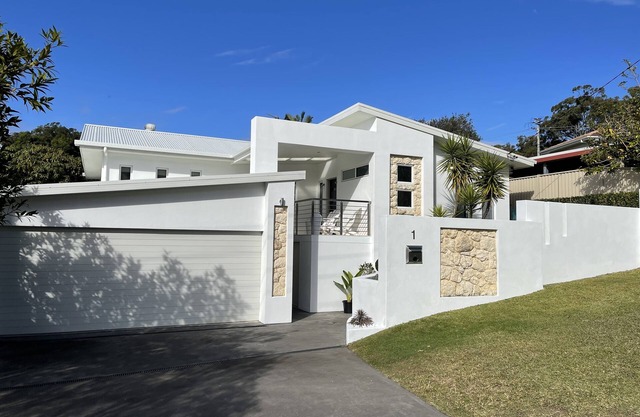 Large 6 room 4 bath 13 person centrally located Coffs home very comfortable