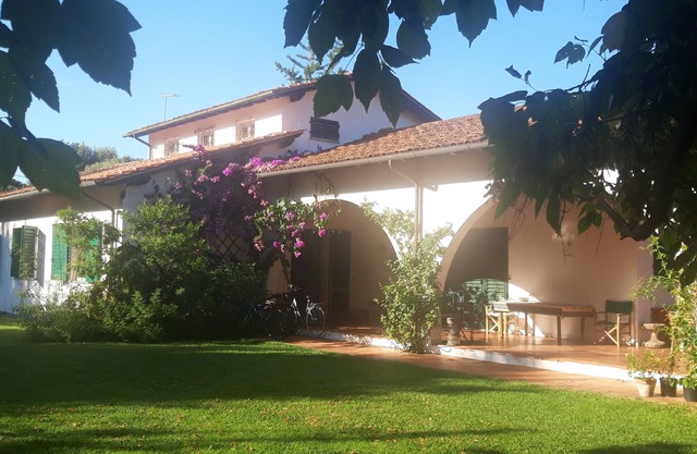 Large 60s villa with large garden, near the sea.