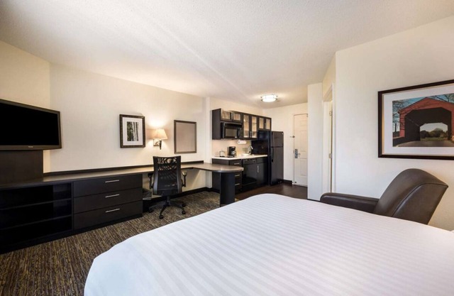 Large Accommodation with Full Kitchen! Near Lambert St Louis Int'l Airport!