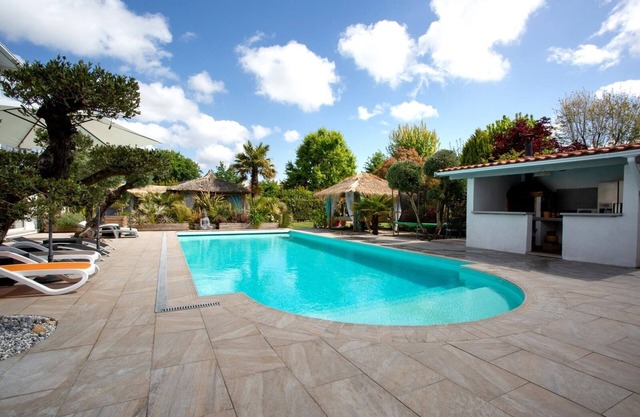 Large air-conditioned house (10 people) in large enclosed wooded grounds, heated swimming pool