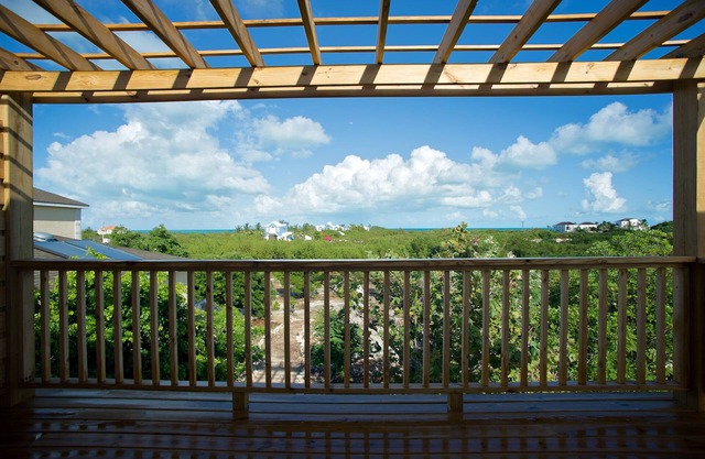 Large Airy Family Home, 5 Min Walk To Beach, Ocean Views, Secluded, Green, Quiet