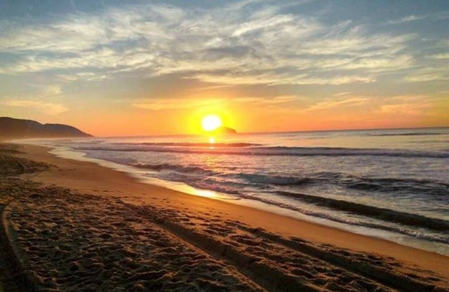 Large and airy house, 800 meters from the beach, open trail . nature and sea