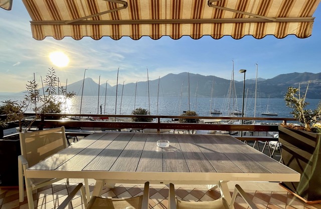 Large and bright apartment, parking and terrace overlooking the lake