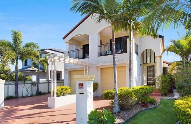 Large and light Townhouse 600m from Burleigh Beach