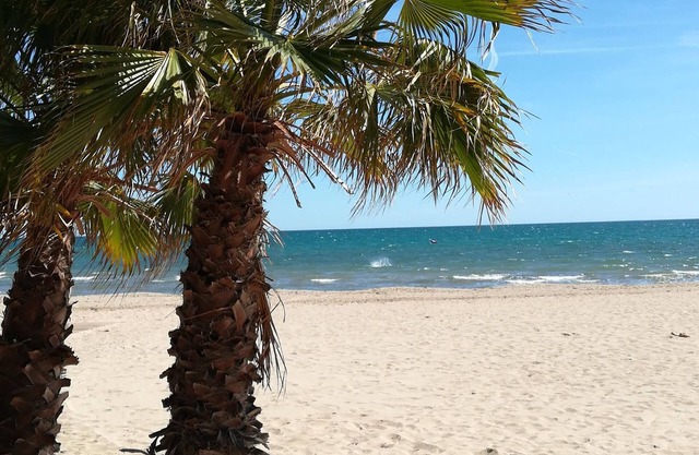 Large apartment 20 meters. Salou beach with 3 bedrooms and A /A.