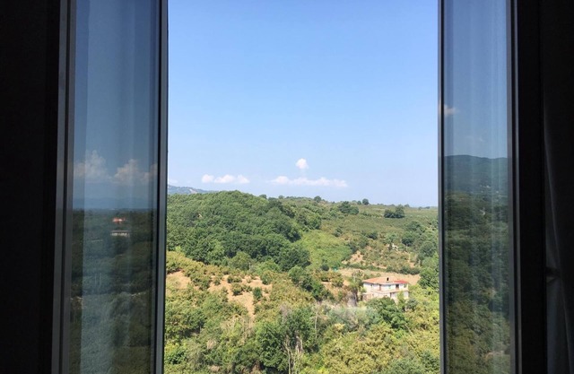 LARGE APARTMENT 60 KM FROM ROME