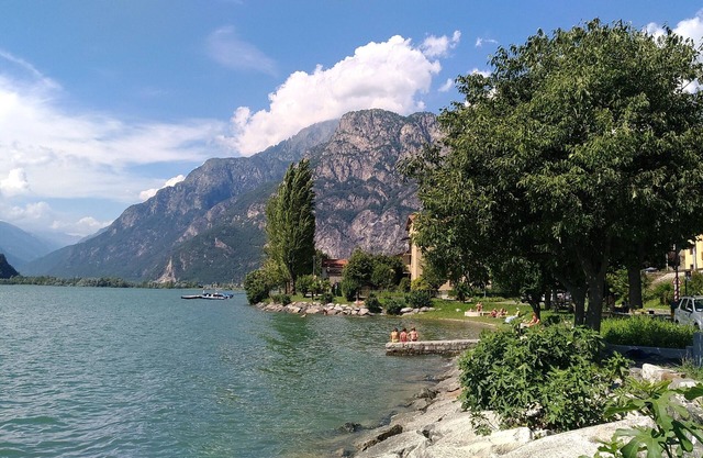 LARGE APARTMENT BETWEEN LAKE & MOUNTAINS
