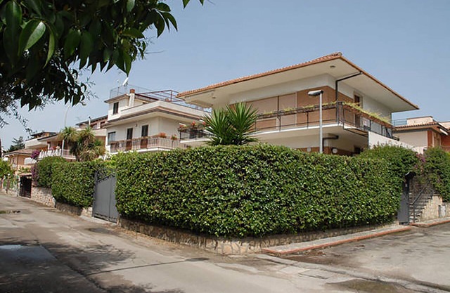 Large apartment for 8 people. in the house Fiorita 2nd floor 10min walk to the sea