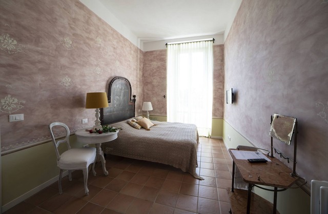 Large apartment in a historic building in the historic center of Livorno.