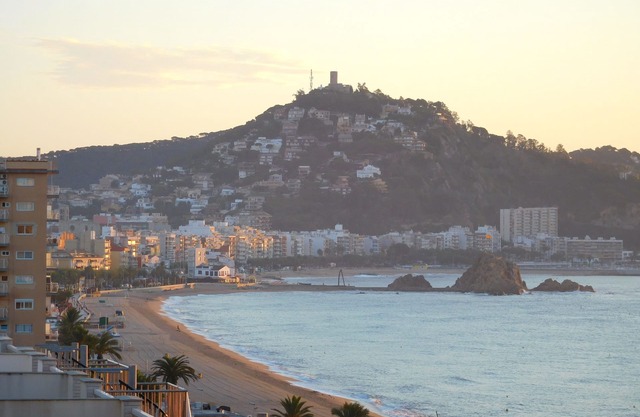 Large apartment on the beachfront, quiet, beautiful views of the sea, with garage