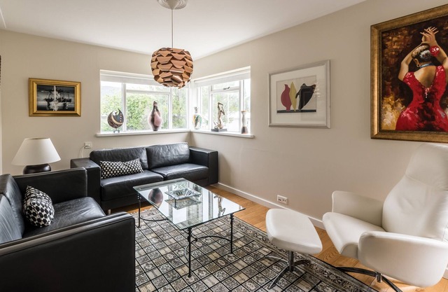 Large Apartment on two floors, 4 rooms - 2 min from Downtown