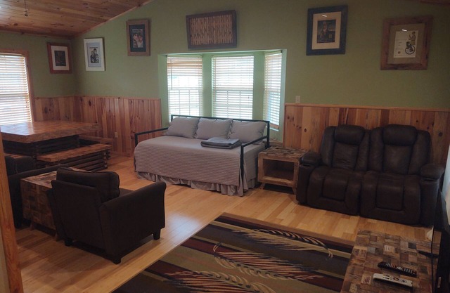 Large Apartment on Deep Creek, Close To Bryson, The Train, And National Park