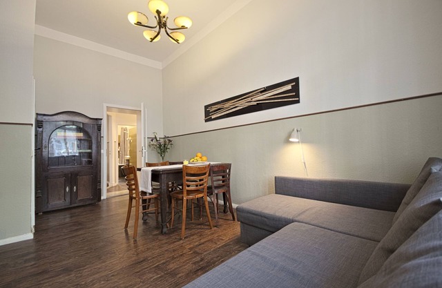 Large Apartment w/two Bathrooms on Quiet Side Street in Prenzlauer Berg
