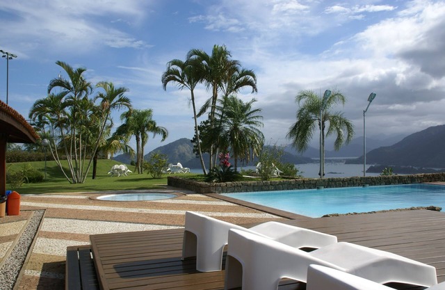 large apt 3 bedrooms, condominium with security and leisure area overlooking the sea