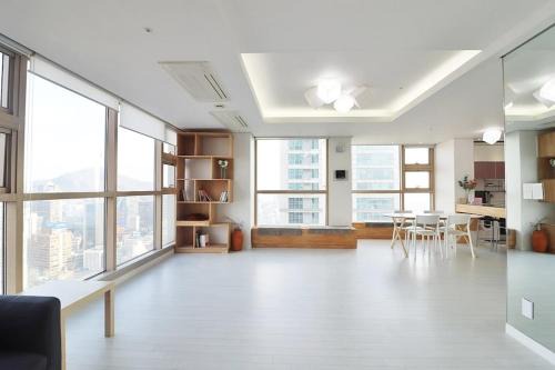 Large Apt, Awesome View, Seoul STN