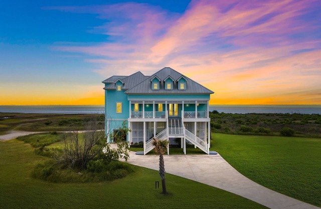 Large Bayfront home ideal for beautiful fall weekends at the beach!