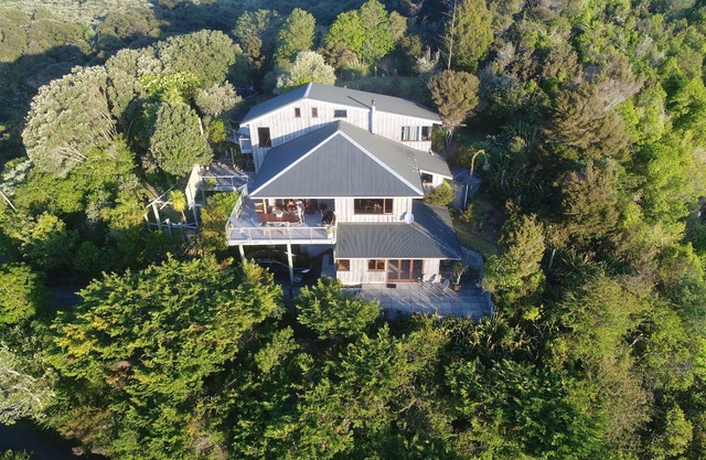 *Large Beach House, Amazing Views*