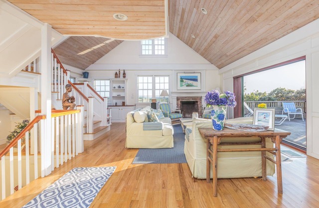 Large beautiful home near Quidnet BeachnASSIST WITH CAR FERRY RESERVATIONS