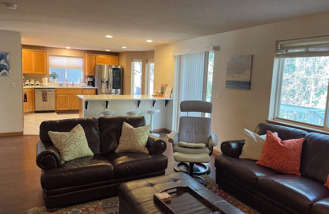 Large Beautiful Home for Groups + Families + Relaxing Near Intel/Nike