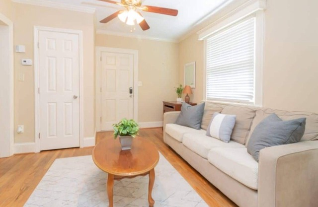 Large BnB with Pool! The White House & Cottage
