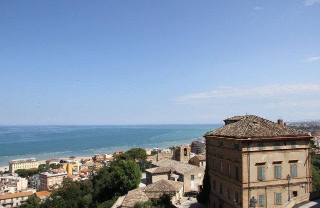 Large, bright, airy 3 bedroom house with amazing panorama views