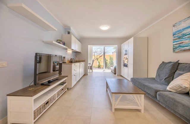 large bright 3 bedrooms 3 bathrooms garden quiet Wi-Fi