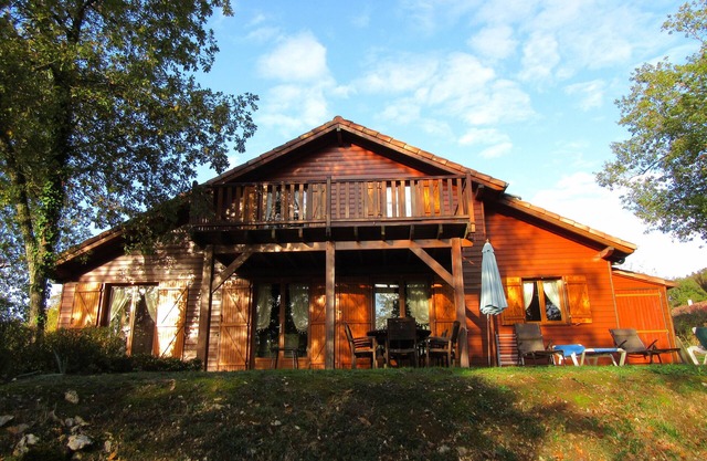Large bright chalet for 8 people with swimming pool on a golf course