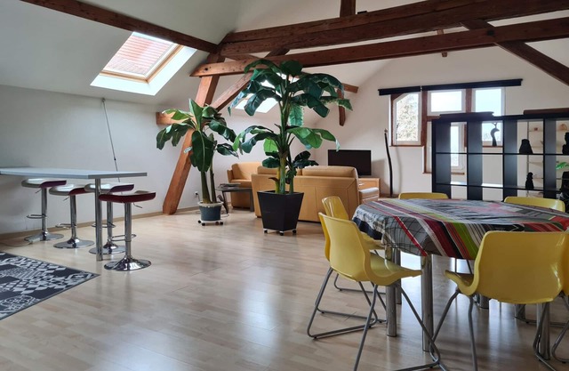 Large bright loft + bedroom in old barn on the wine route