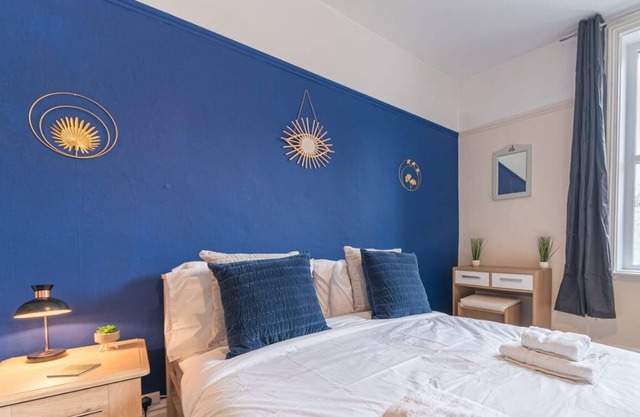 Large, centrally located, 5 bedroom house - all en-suite