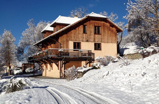 Large chalet between lake and mountain